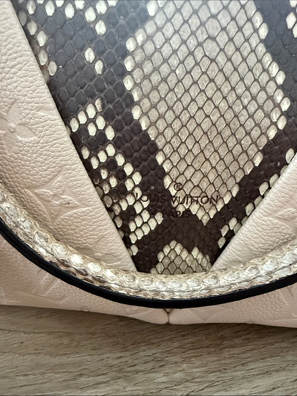 Louis Vuitton python and beige crossbody with gold hardware - Picture 2 of 16